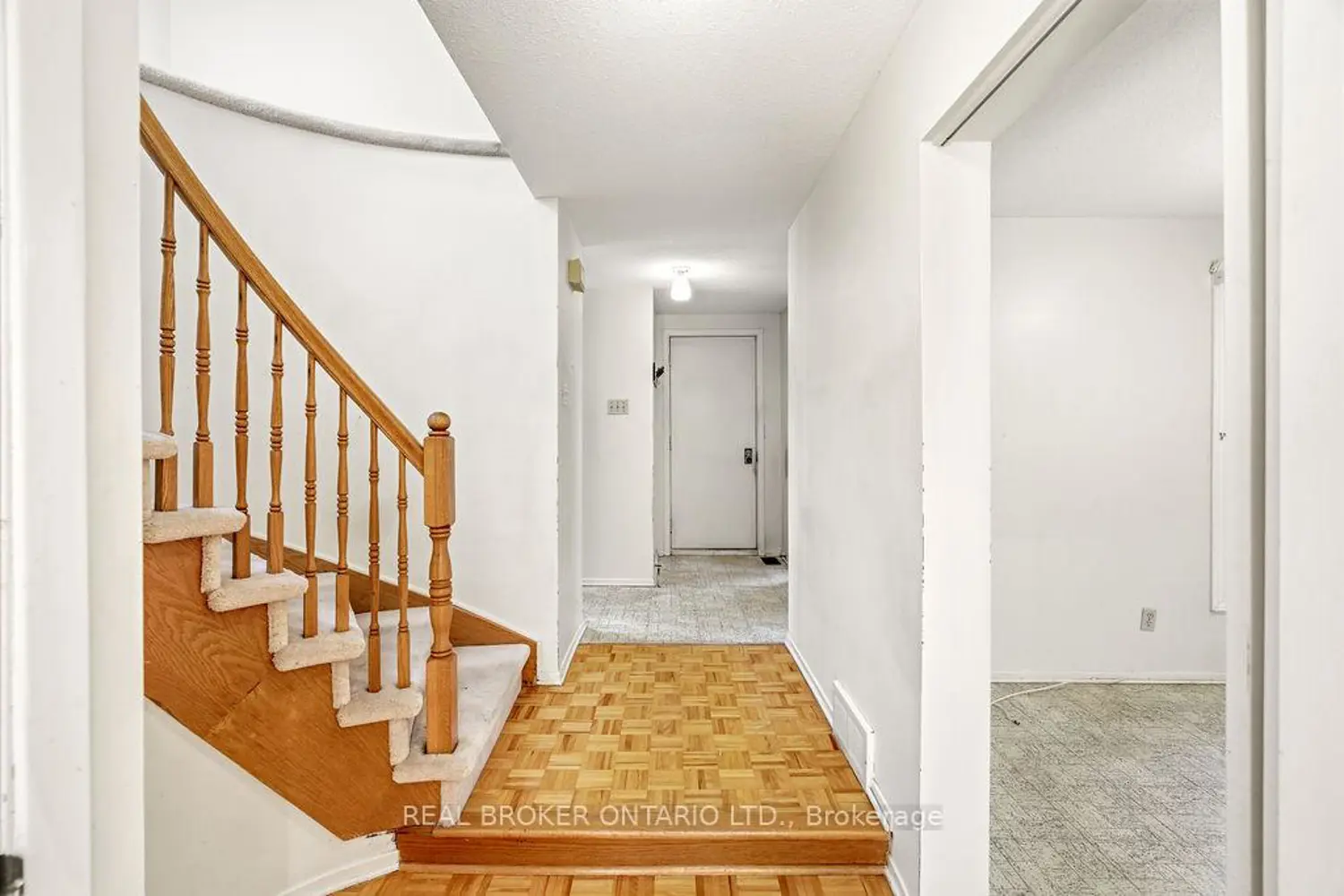 330 Fernleaf Crescent photo 2