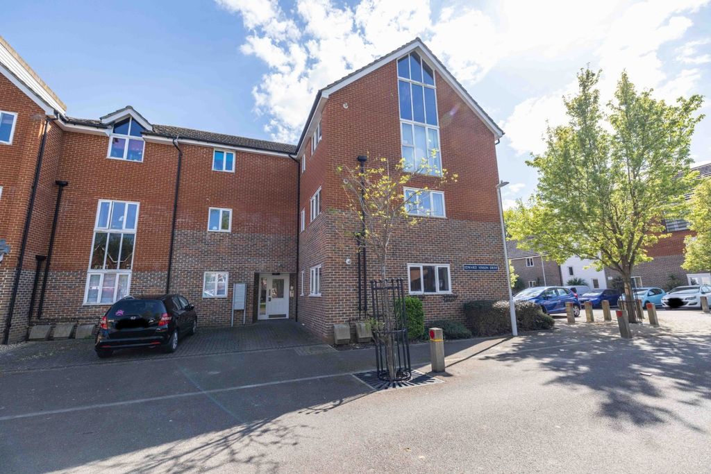 2 bed flat for saleEdward Vinson Drive, Faversham, Kent ME13