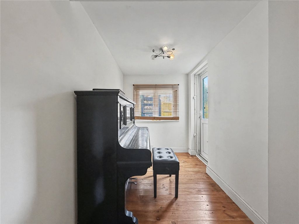 2 bed flat for salePleasant Row, Brompton, Kent ME7 photo 5