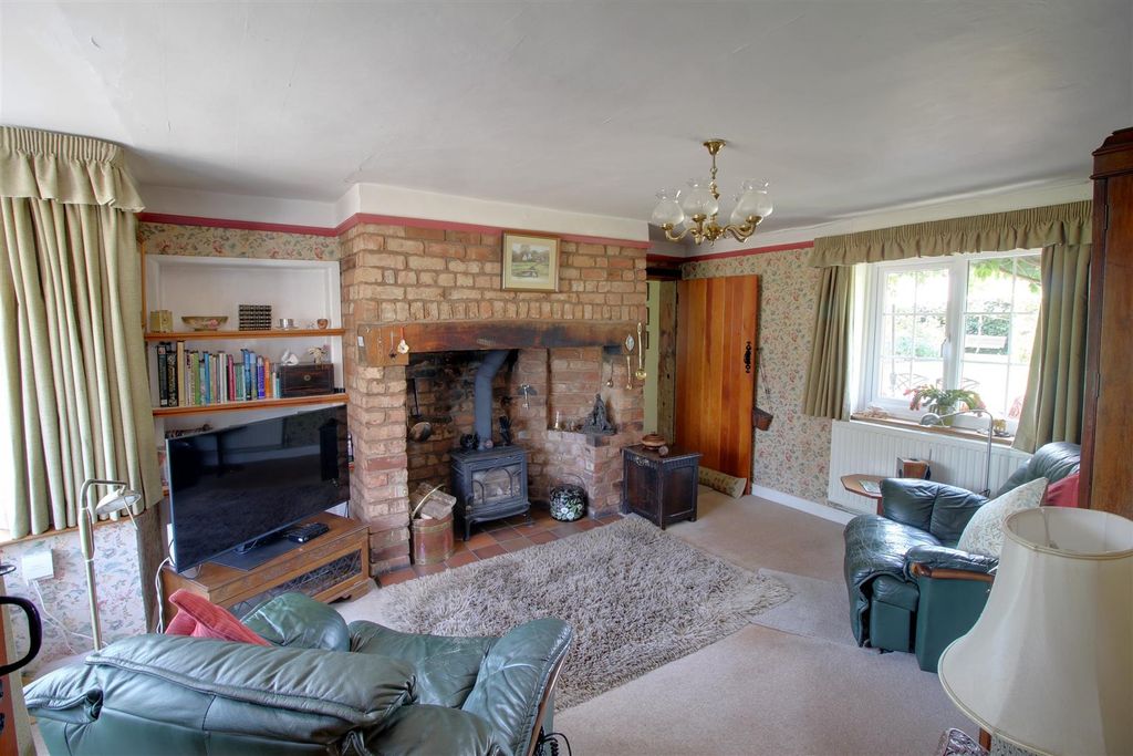 4 bed detached house for saleMaisemore, Gloucester GL2 photo 3