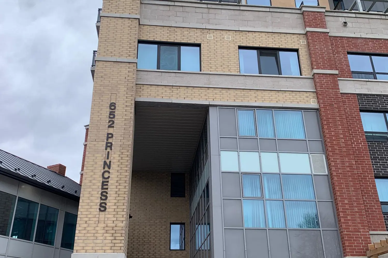 652 Princess Street 819