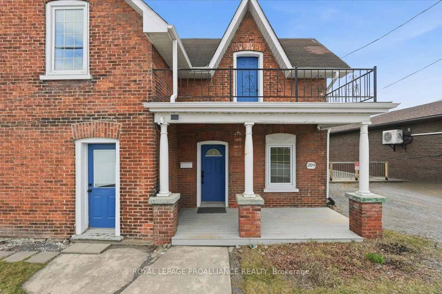 209 Dundas Street photo 2