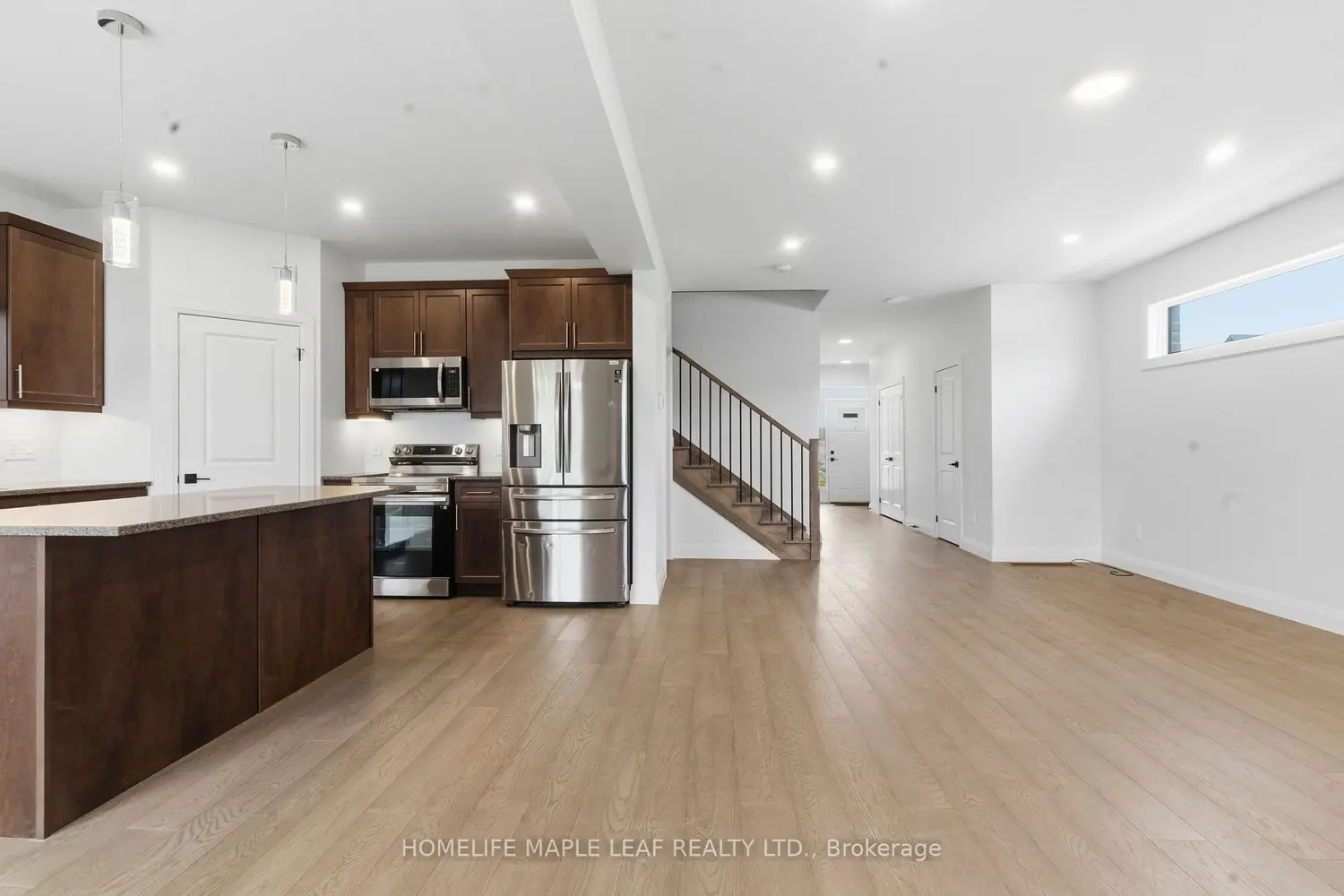 1566 Wright Crescent photo 2