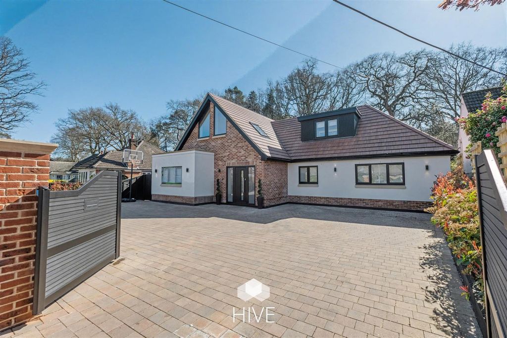 5 bed detached house for saleMonkton Close, Ferndown BH22