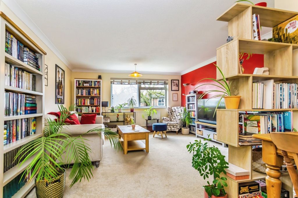 2 bed flat for saleLindley Road, Godstone, Surrey RH9