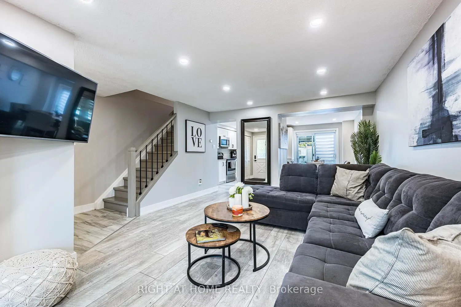 899 Elgin Street photo 4