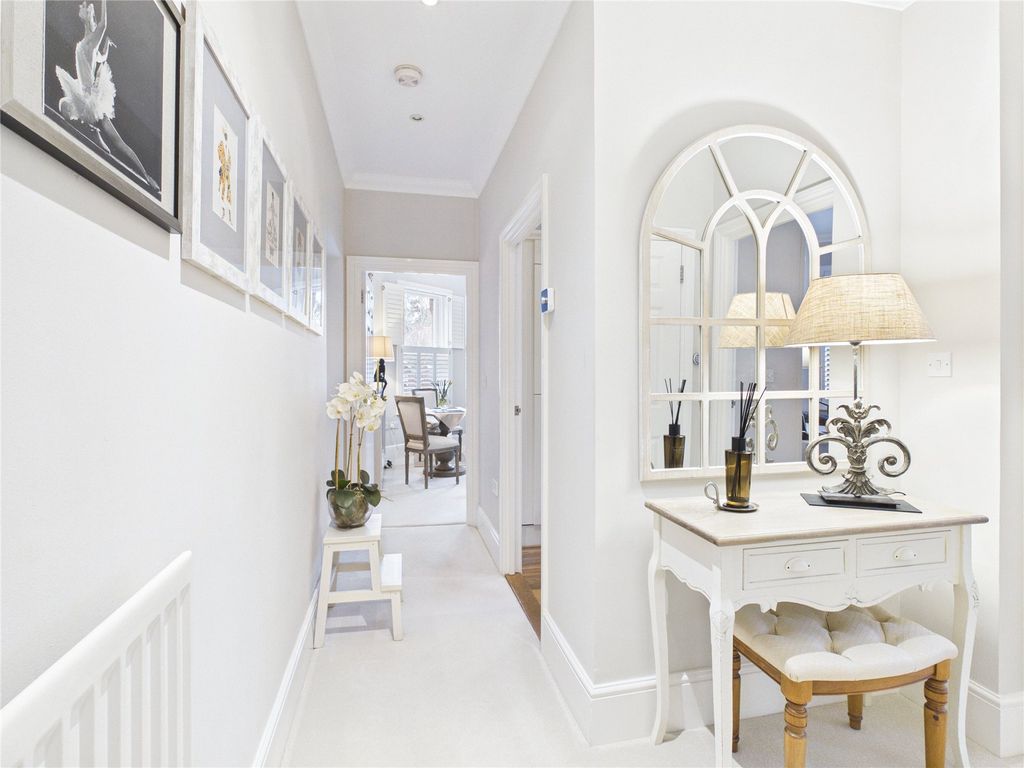 2 bed flat for saleGuildford, Surrey GU1 photo 5