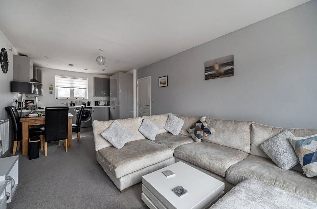 Additional image 7 of 2 bed flat for saleHurst Avenue, Blackwater, Camberley GU17