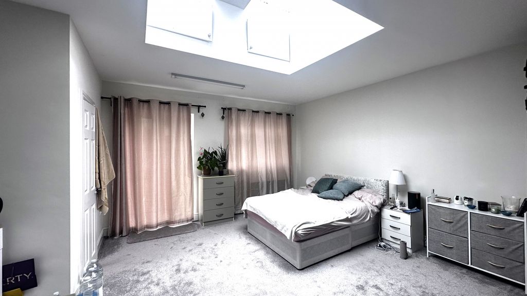 5 bed end terrace house for saleWhitton Avenue East, Greenford UB6 photo 5