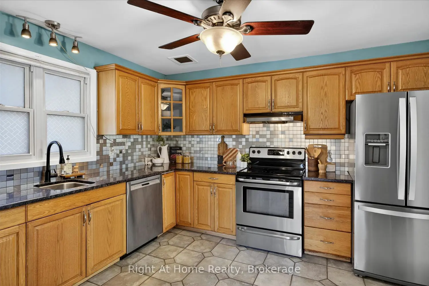 278 Mcfarlane Street photo 2