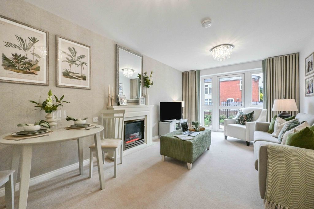 2 bed flat for saleTrinity Street, Fareham, Hampshire PO16 photo 2
