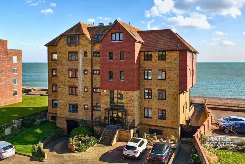 3 bed flat for saleVarne Court, The Riveria, Sandgate CT20