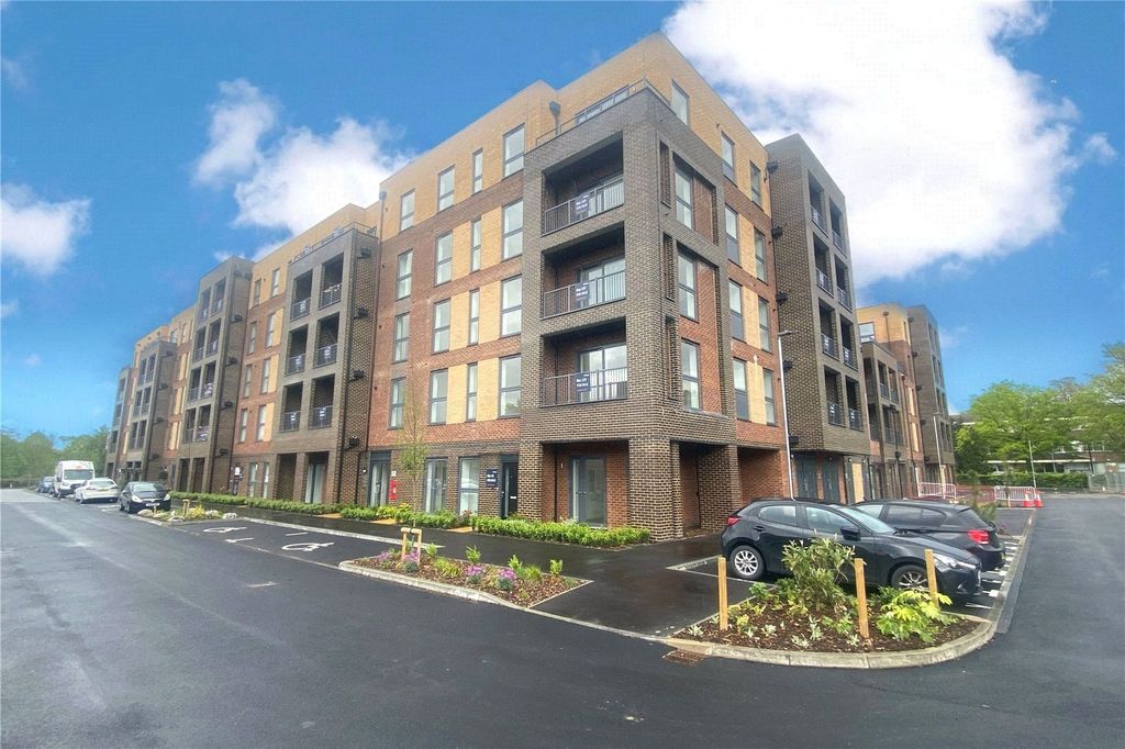 2 bed flat for saleMoorfield Place, Farnborough, Hampshire GU14