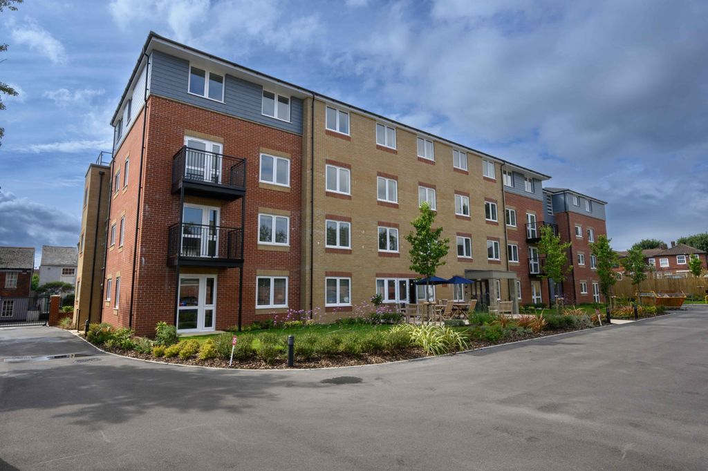2 bed flat for saleTrinity Street, Fareham, Hampshire PO16