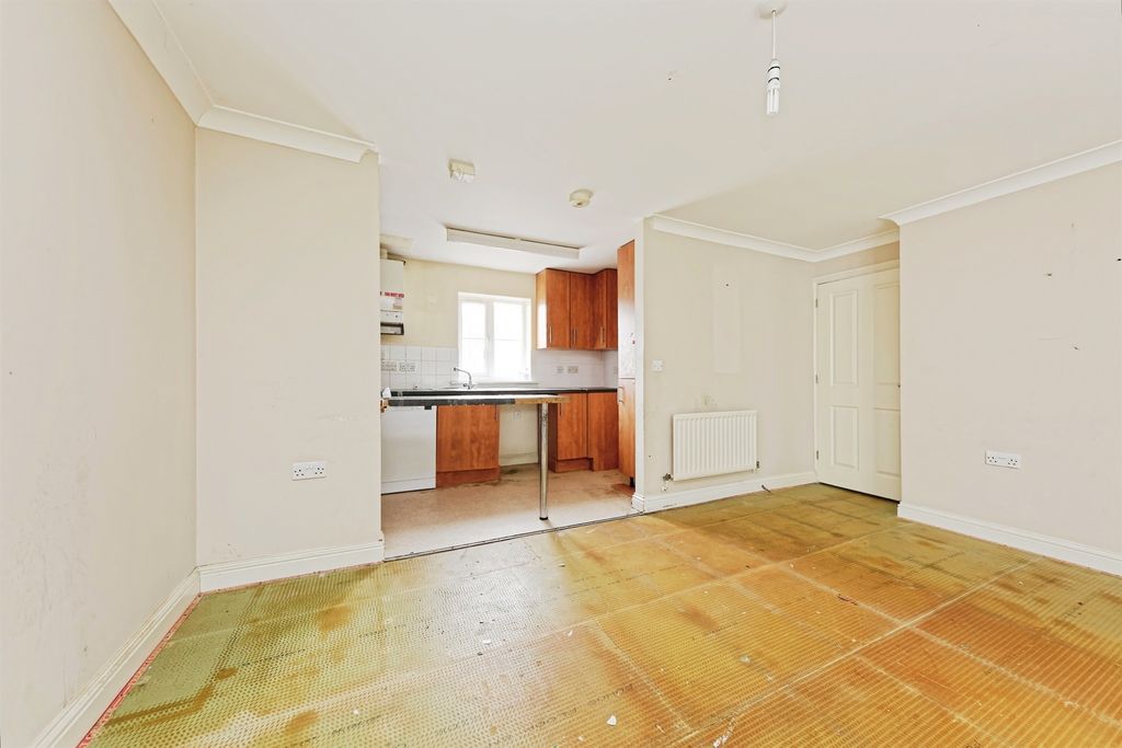 2 bed flat for saleFinch Close, Faversham ME13 photo 3