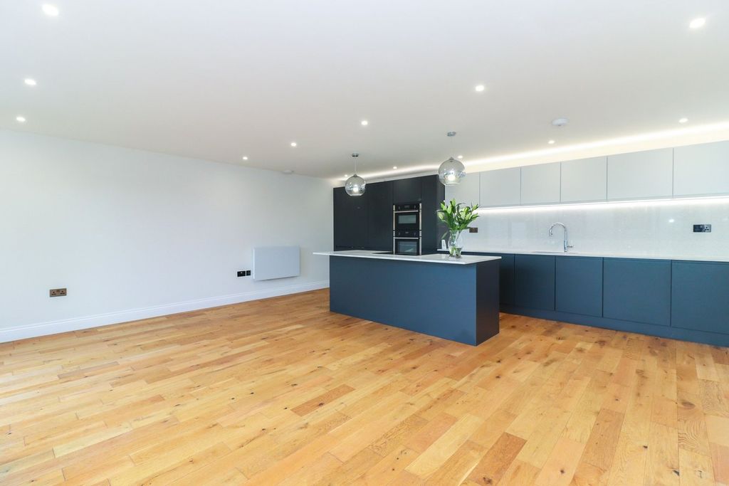 Additional image 5 of 2 bed flat for saleLower Road, Gerrards Cross SL9