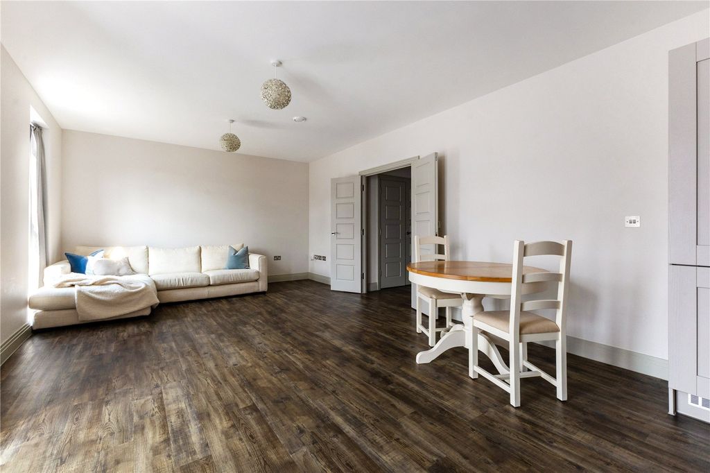 2 bed flat for saleDenzil Road, Guildford, Surrey GU2 photo 4