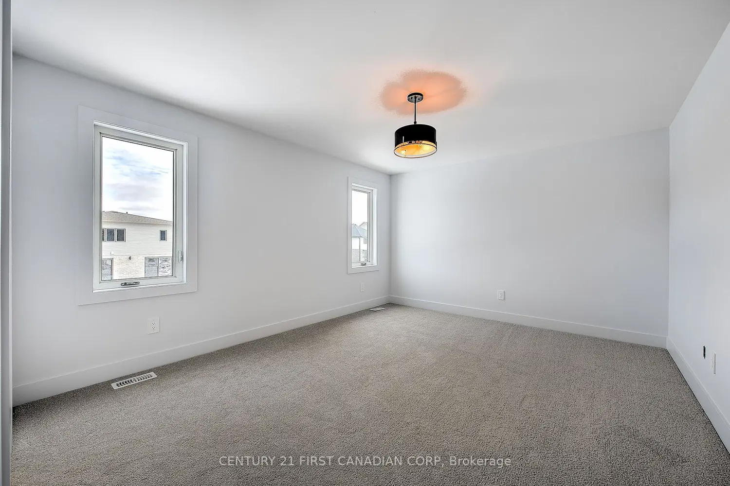 245 Hesselman Crescent photo 4