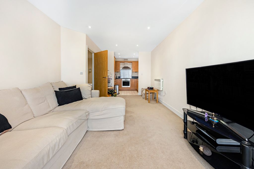 2 bed flat for saleCarmichael Avenue, Greenhithe DA9 photo 4