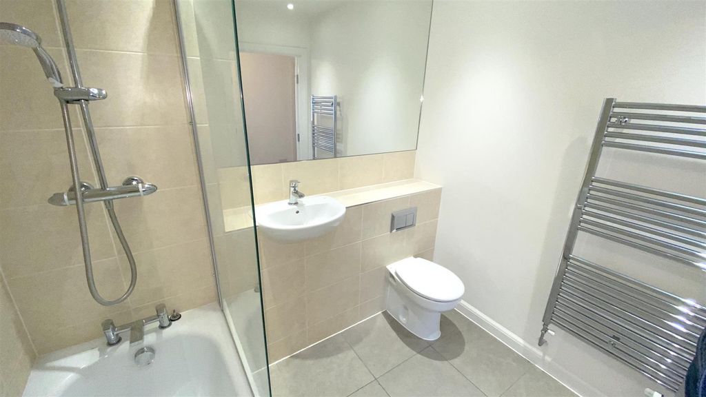 2 bed flat for saleCastleridge Drive, Greenhithe DA9 photo 3