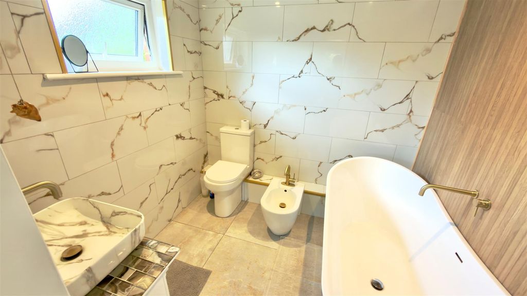 Additional image 7 of 2 bed flat for saleFreshwater, Isle Of Wight PO40