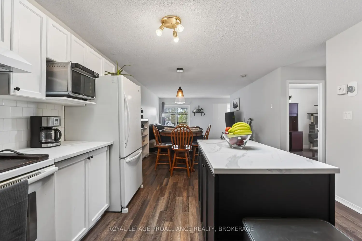 459 Maureen Street photo 3