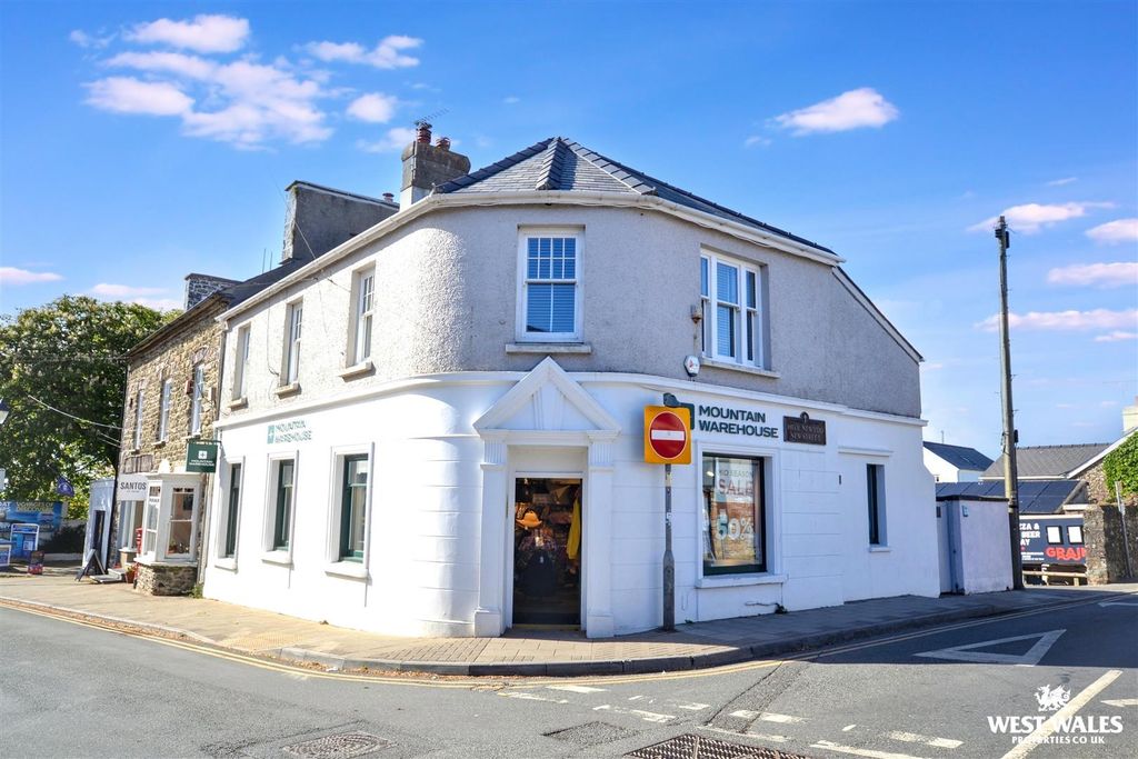 3 bed flat for saleHigh Street, St Davids SA62
