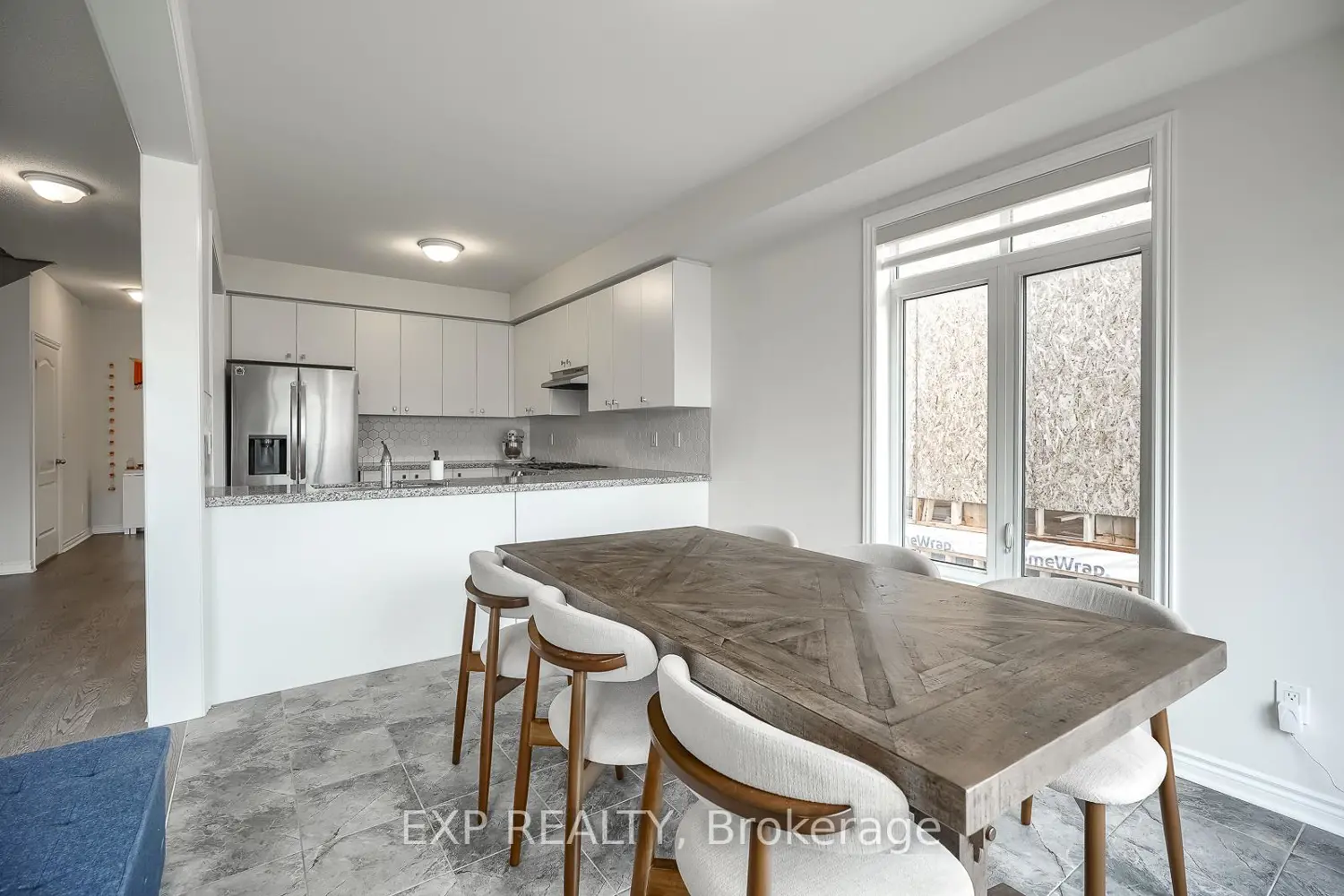 1020 Matthew Murray Crescent photo 3