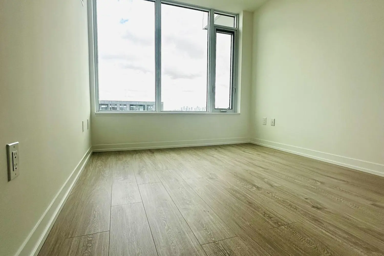2485 Eglinton Avenue 1013 photo 4