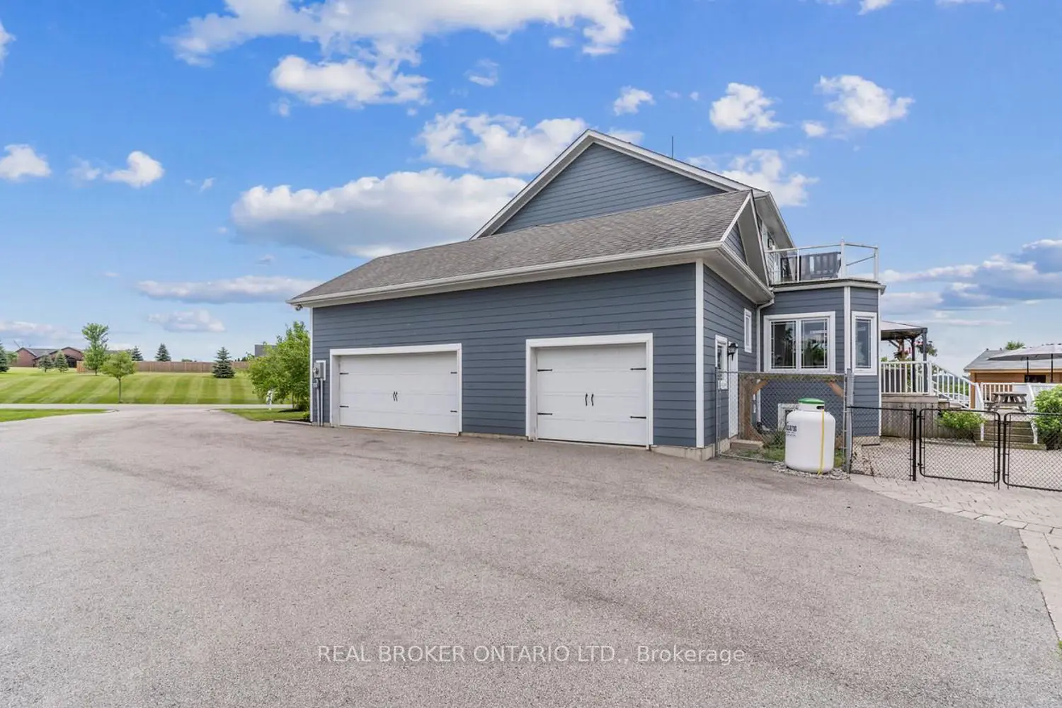 27 Bagshaw Crescent photo 2