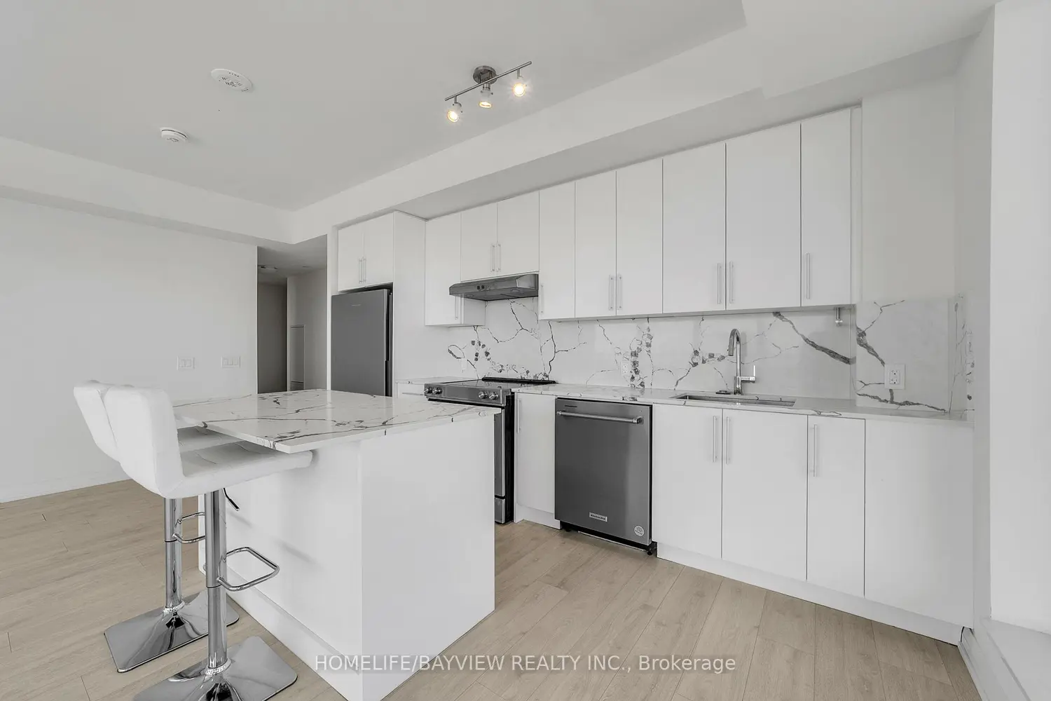 8960 Jane Street 228 photo 5