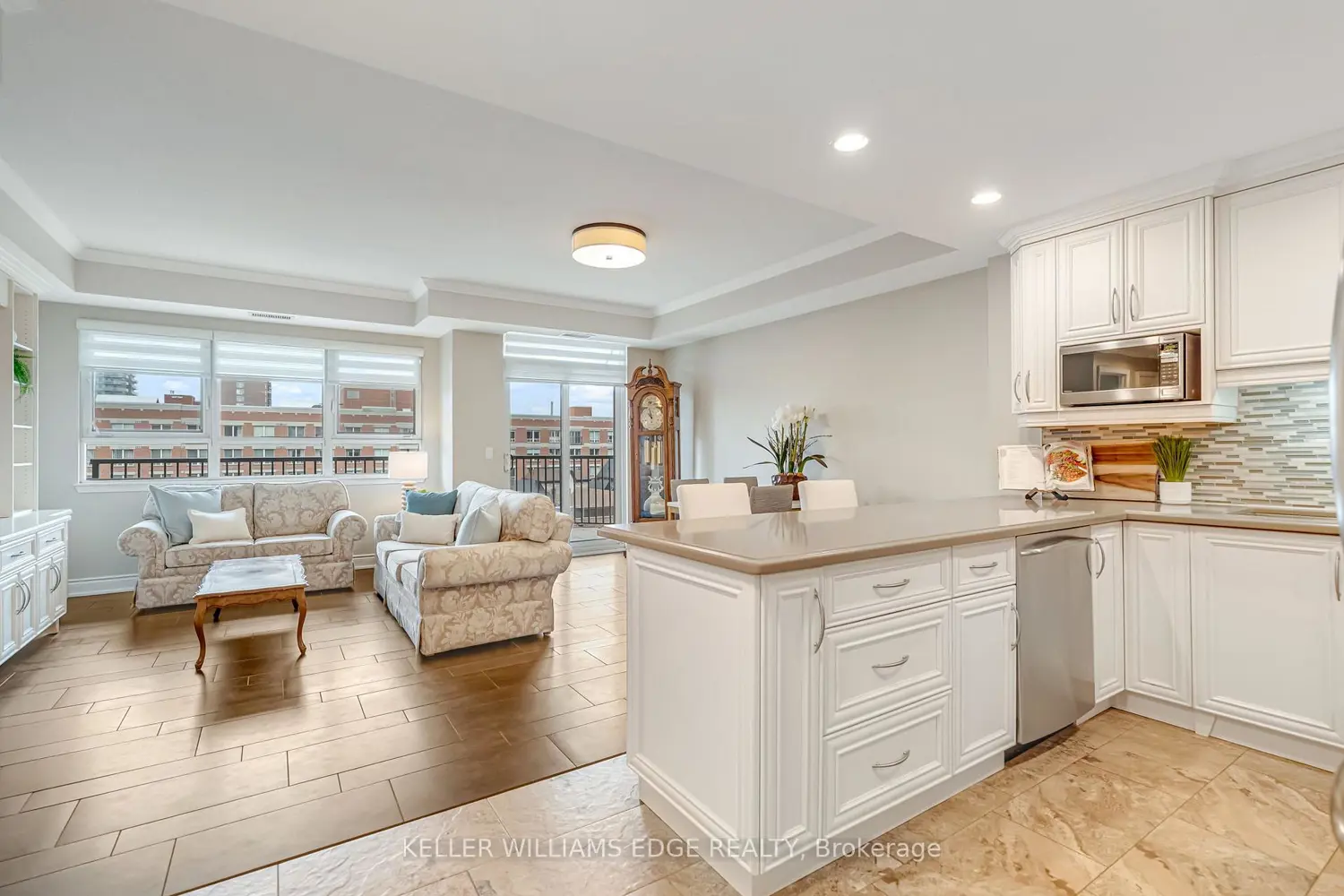 399 Elizabeth Street 506 photo 2