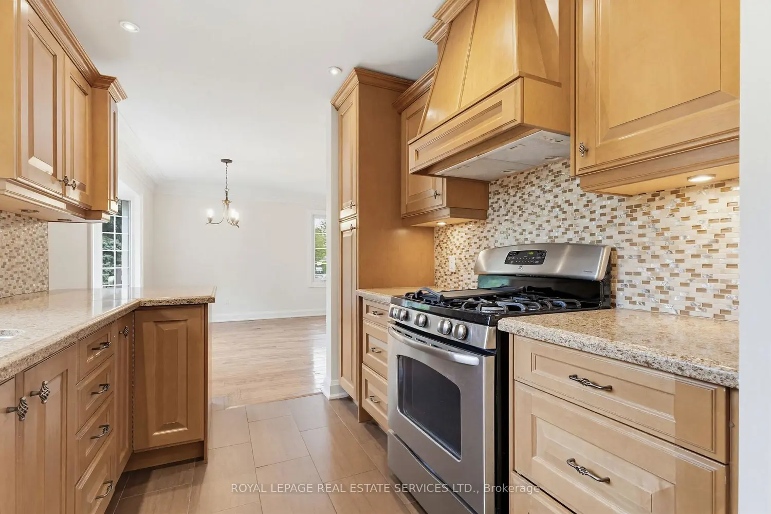 652 Hillcrest Drive photo 5