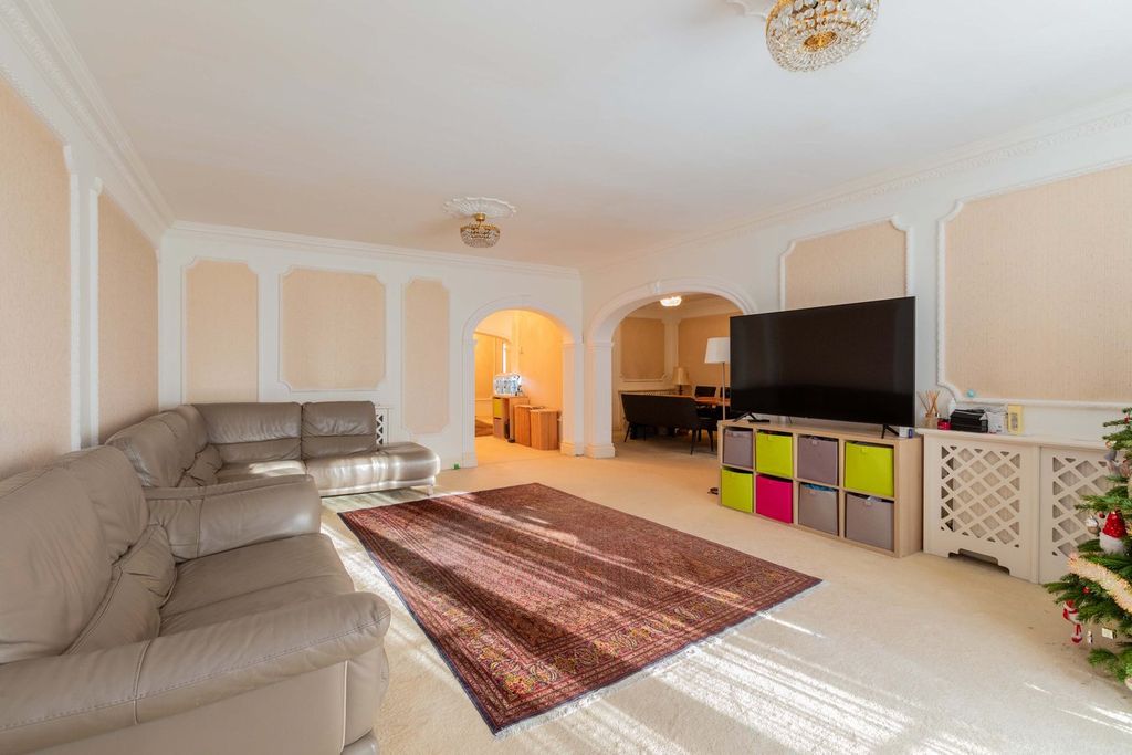 Additional image 10 of 3 bed flat for saleOak End Way, Gerrards Cross SL9