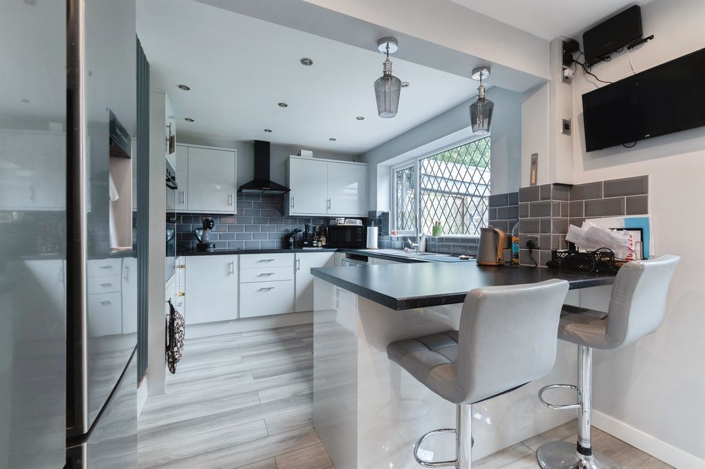 Additional image 2 of 5 bed semi-detached house for salePennys Crescent, Fordingbridge SP6