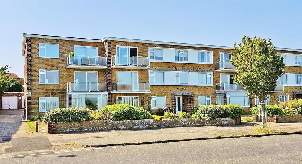 2 bed flat for saleMarine Court, The Esplanade, Frinton-On-Sea CO13