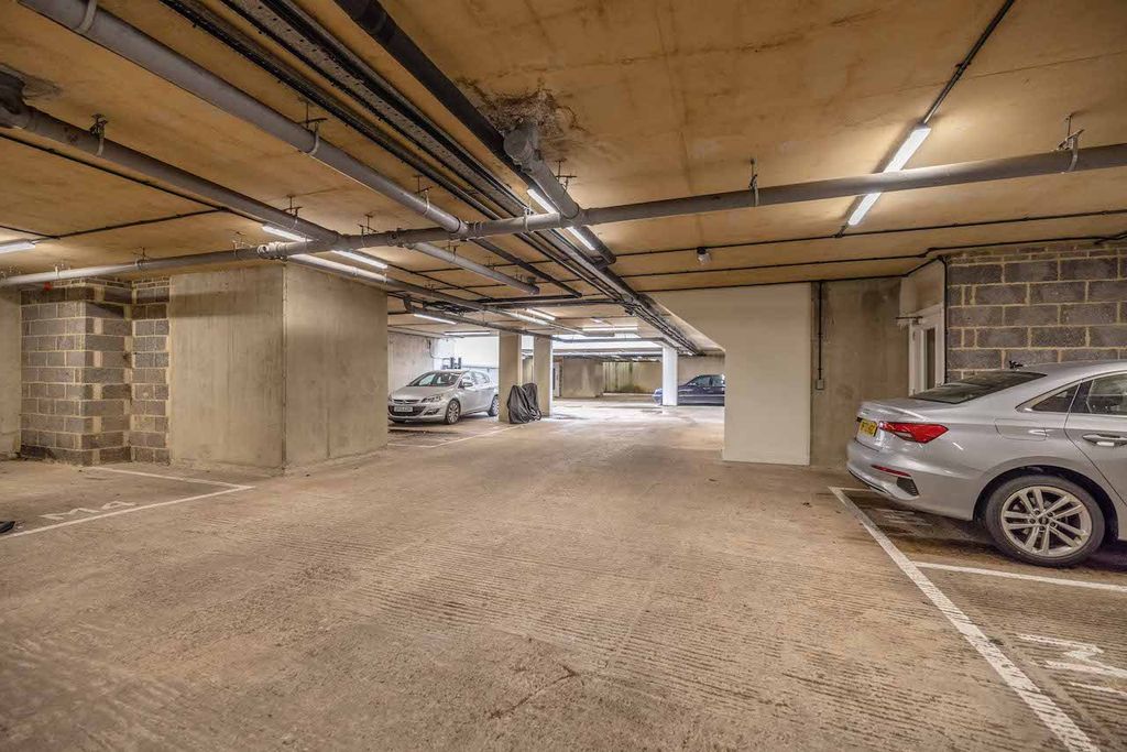 Additional image 14 of 2 bed flat for salePackhorse Road, Gerrards Cross SL9