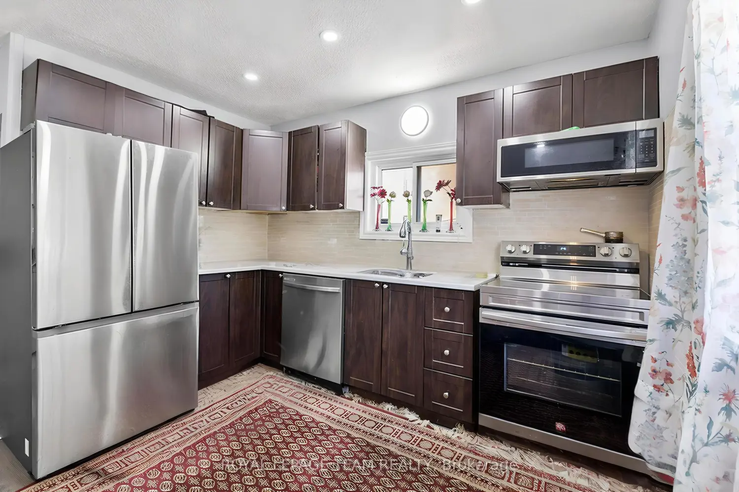 105 Jolliet Avenue photo 3