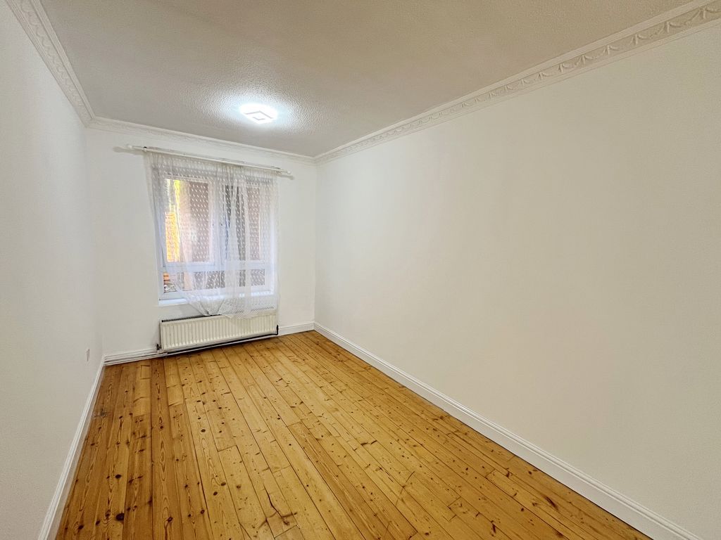 3 bed maisonette for saleCommunity Road, Greenford UB6 photo 4