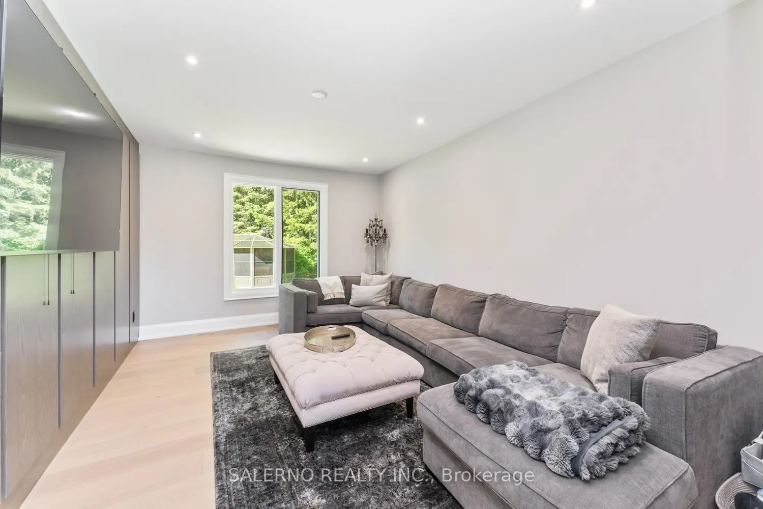 290 Kingscross Drive photo 4