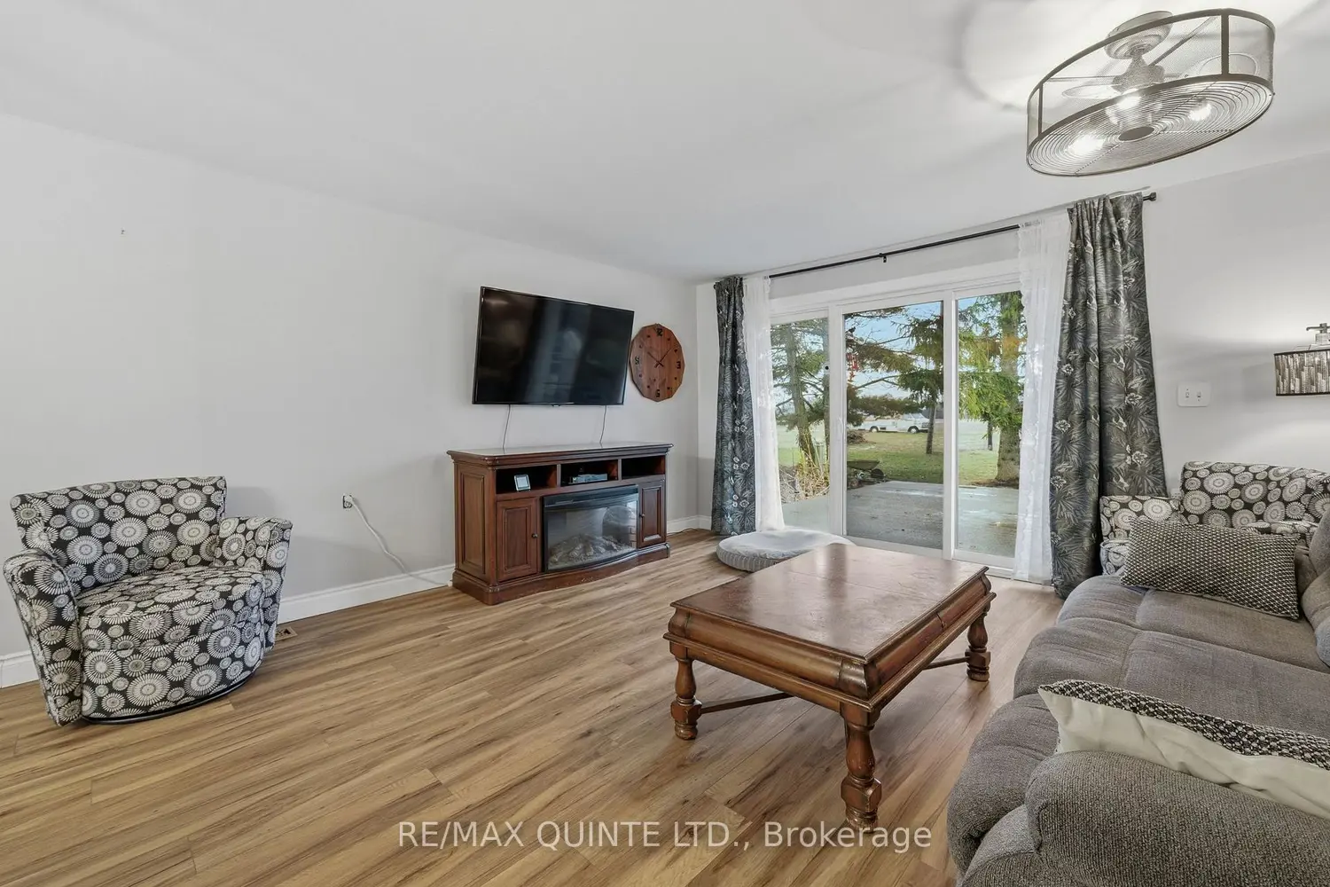 1809 Victoria Road photo 4