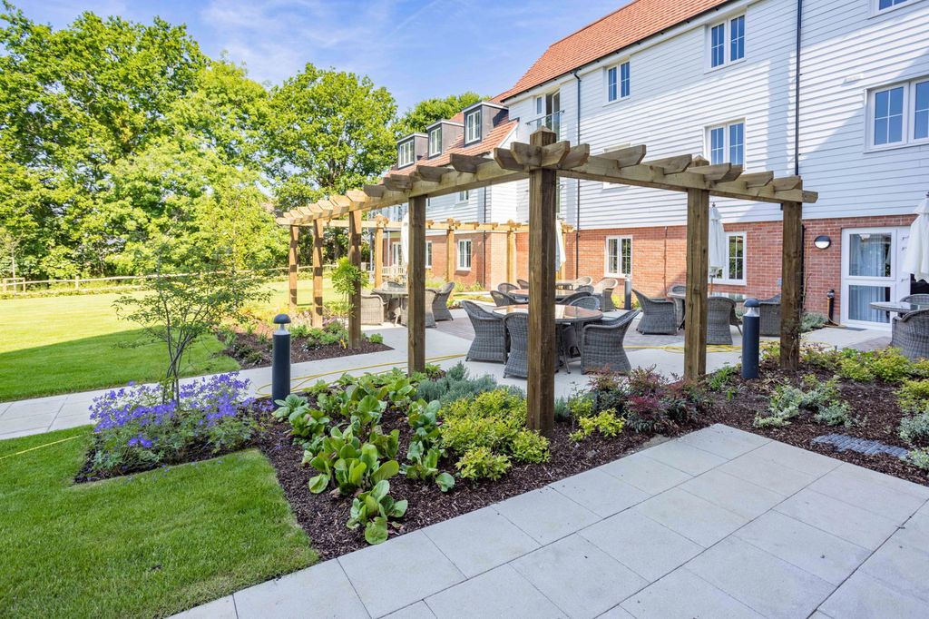 1 bed flat for saleHighgate Hill, Hawkhurst, Cranbrook TN18 photo 2
