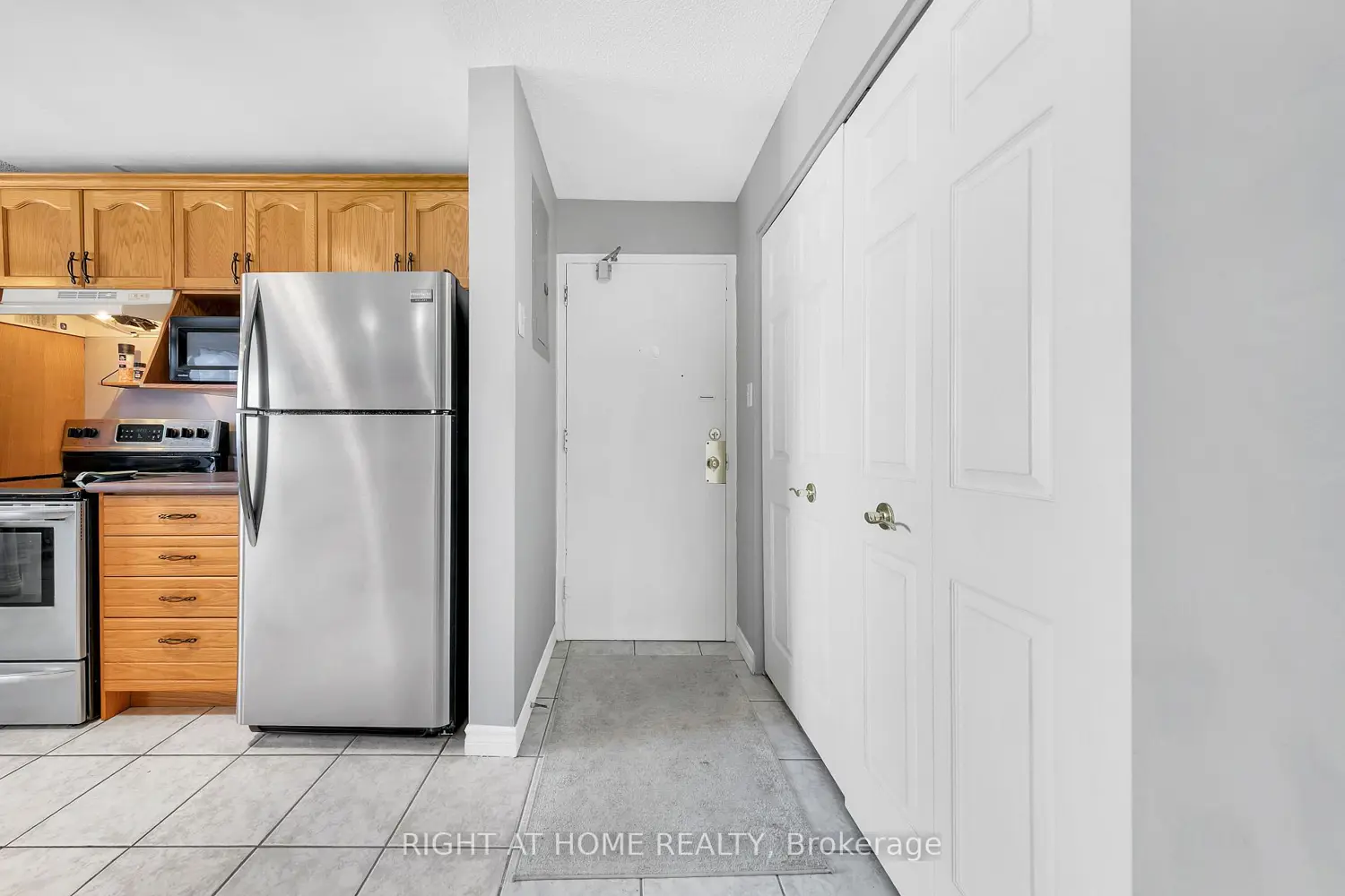 616 Grey Street 6 photo 3