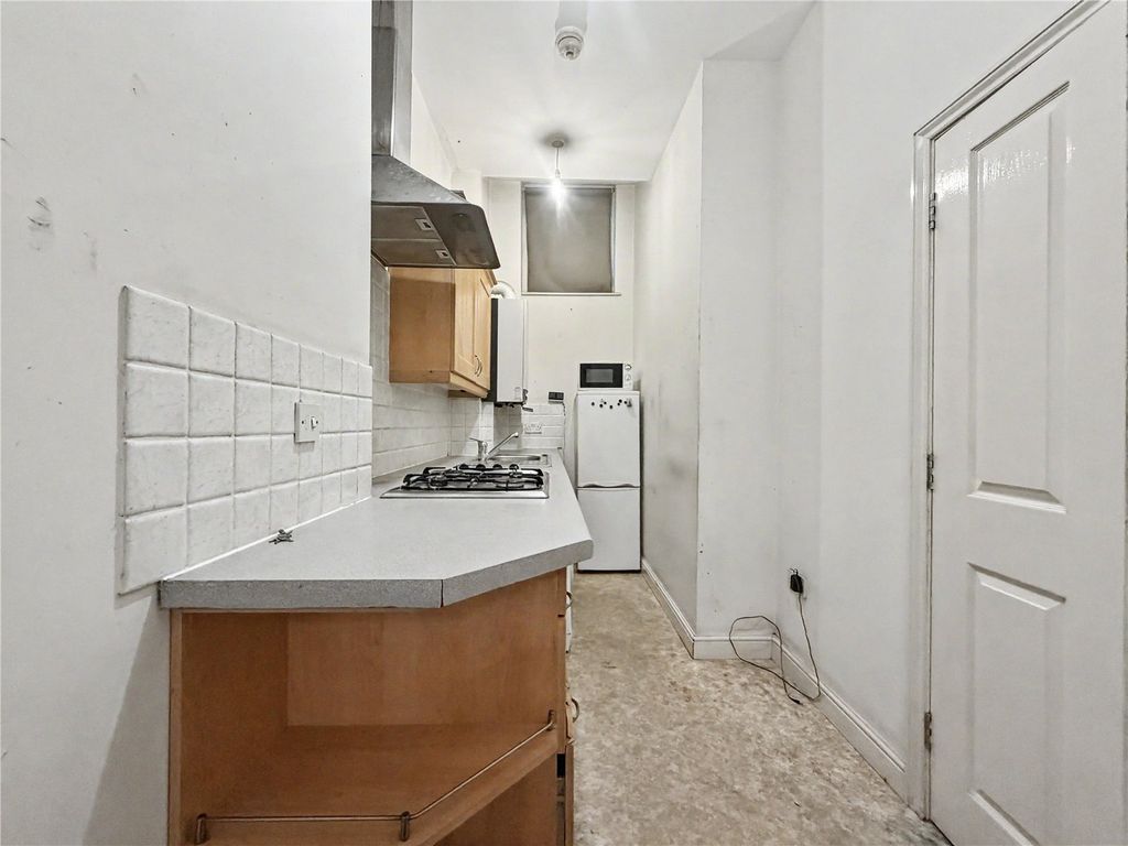 1 bed flat for salePleasant Row, Brompton, Kent ME7 photo 2