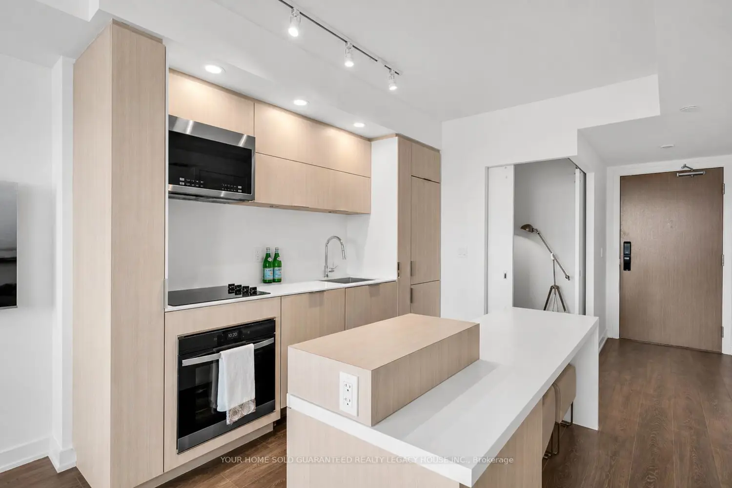 370 Martha Street 1805 photo 4