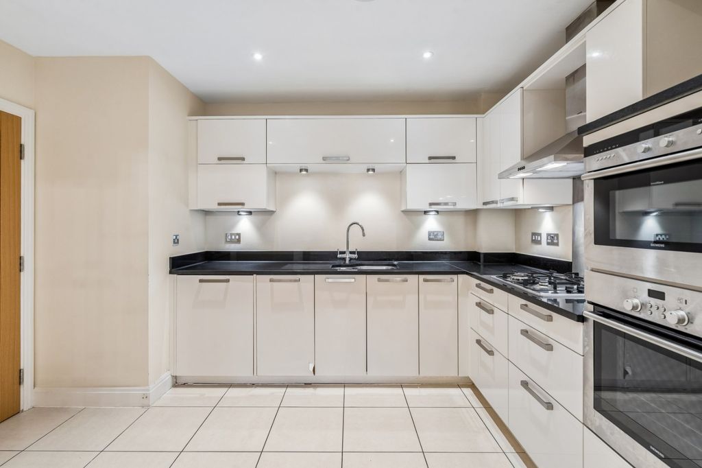 Additional image 4 of 2 bed flat for salePackhorse Road, Gerrards Cross, Buckinghamshire SL9