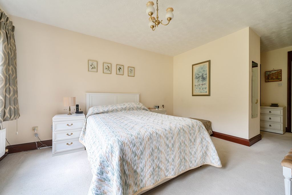 Additional image 4 of 3 bed flat for saleRaylands Mead, Gerrards Cross, Buckinghamshire SL9