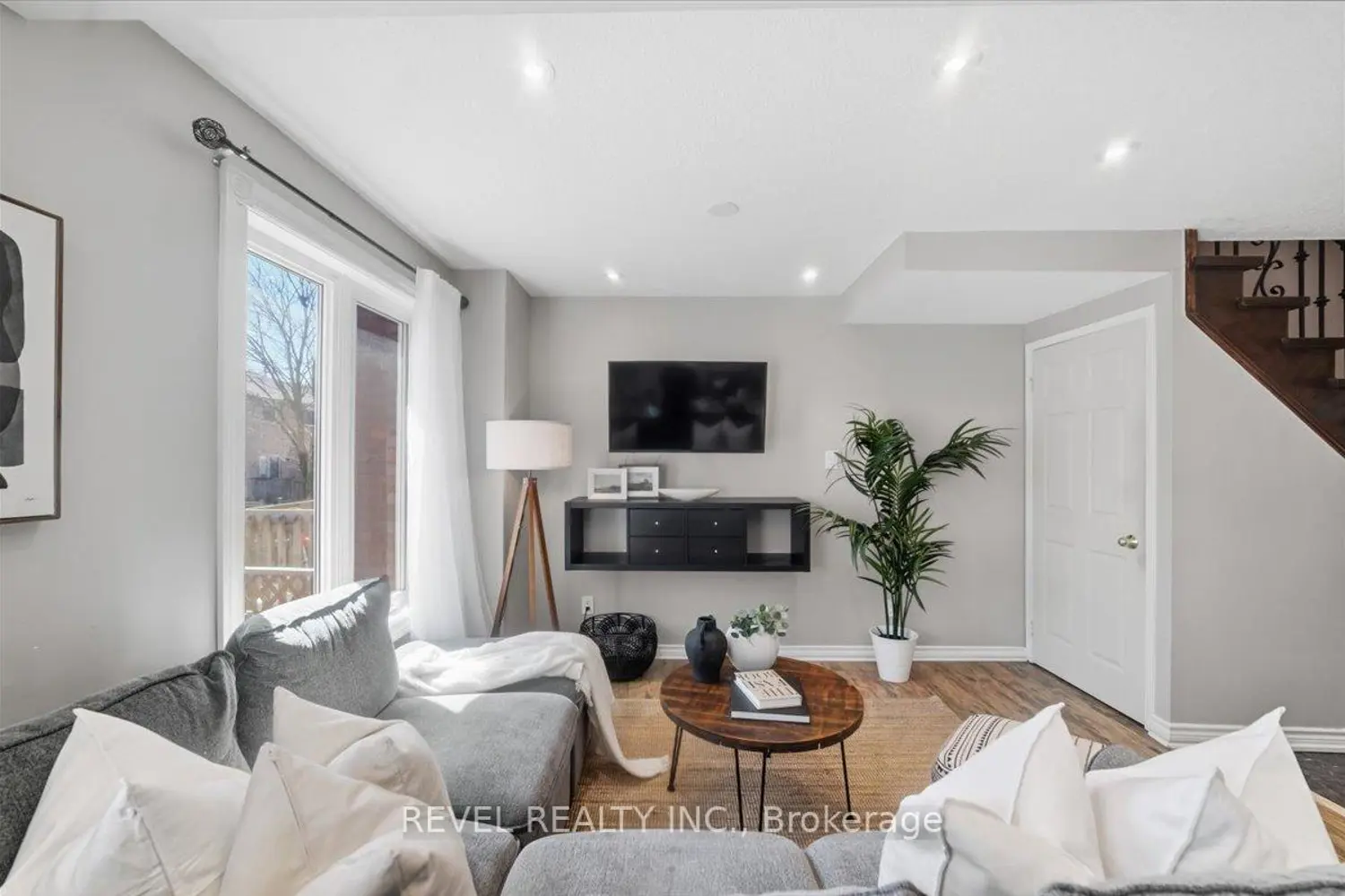 87 Thorp Crescent photo 5