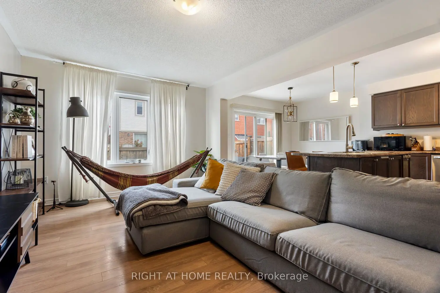 1550 Gainer Crescent photo 3