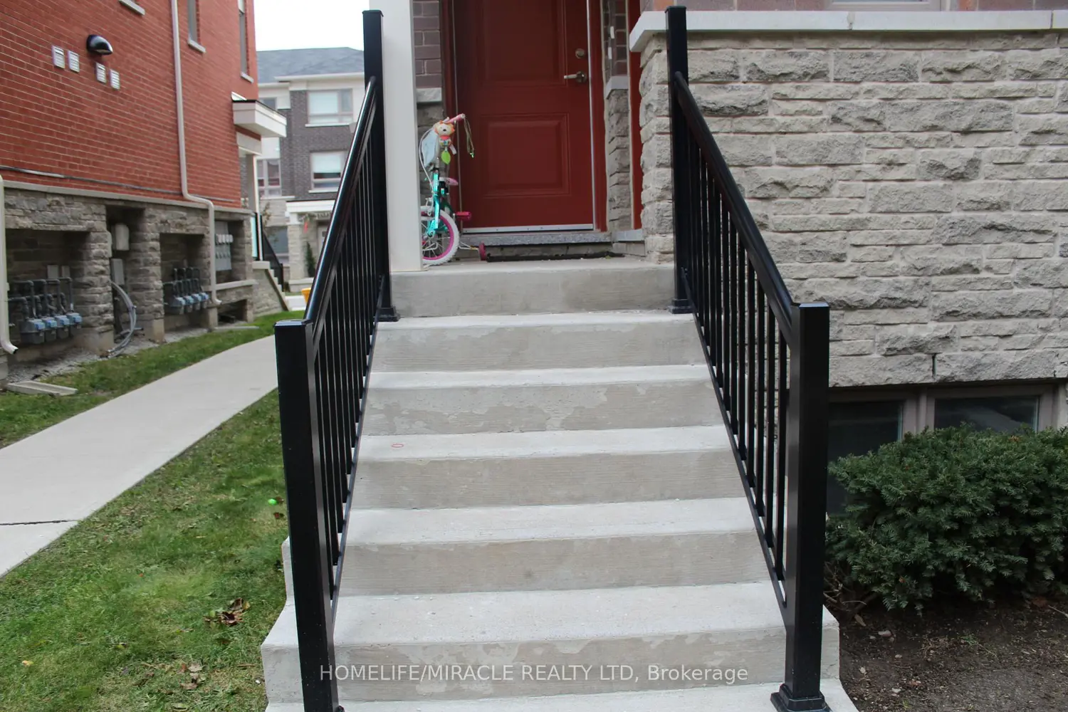 240 Lagerfeld Drive 5 photo 4
